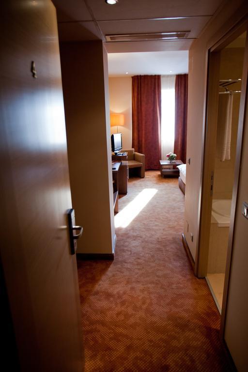Top Rooms Aparthotel Bucarest Extérieur photo